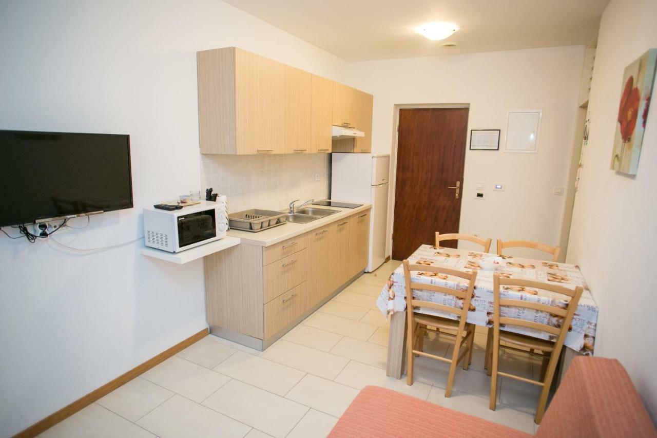 Agata Apartments Novalja Buitenkant foto