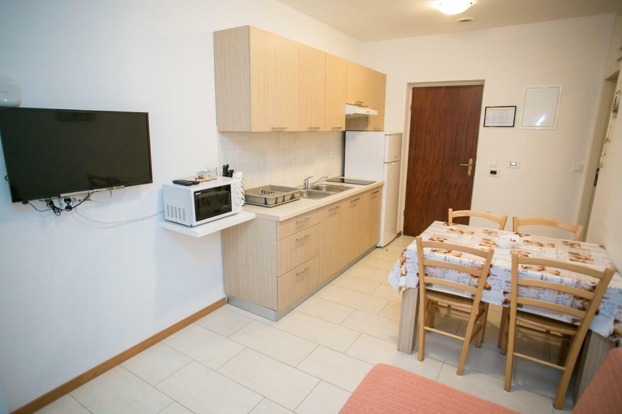 Agata Apartments Novalja Buitenkant foto